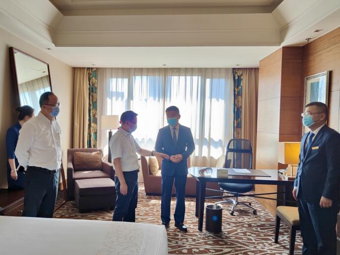 集团党委委员、董事郑贵林检查指导酒店疫情防控和防汛工作