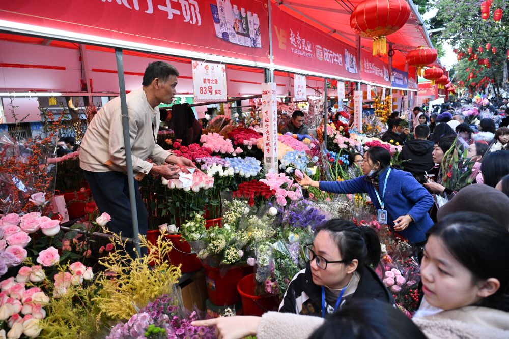 从“一季红”到“四季火” 场景创新激活消费动能