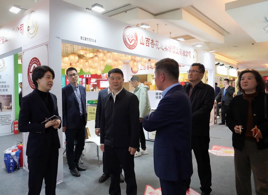 省尊龙凯时集团党委书记、董事长游勇率队到2025锦江宾馆春季酒类商务洽谈会现场检查指导重点工作
